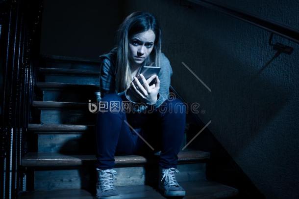 悲哀的情绪低落的不幸的十几岁的青少年女孩图片-包图网企业站