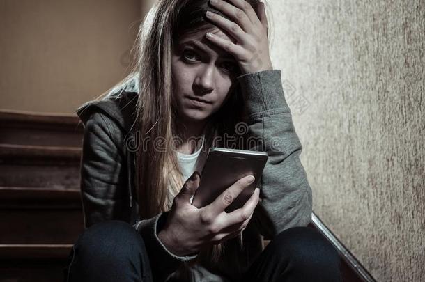 悲哀的情绪低落的不幸的十几岁的青少年女孩图片-包图网企业站
