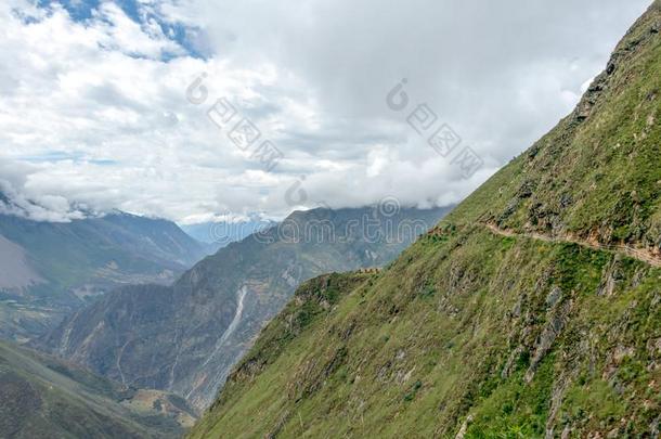 徒步旅行小路在高的高度秘鲁的山,指已提到的人乔奎拉