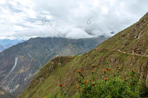 徒步旅行小路在高的高度秘鲁的山,指已提到的人乔奎拉