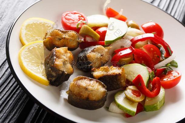 美食家食物喝醉了的鳝鱼和新鲜的蔬菜沙拉关-在上面向一