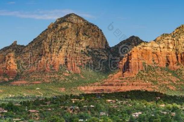 美丽的全景画关于富有色彩的砂岩山峰和悬崖采用耳朵