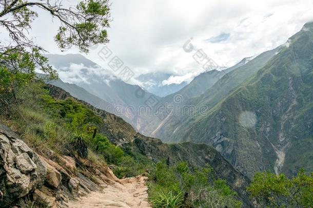 徒步旅行<strong>小路</strong>在高的高度秘鲁的山,指已提到的人乔奎拉