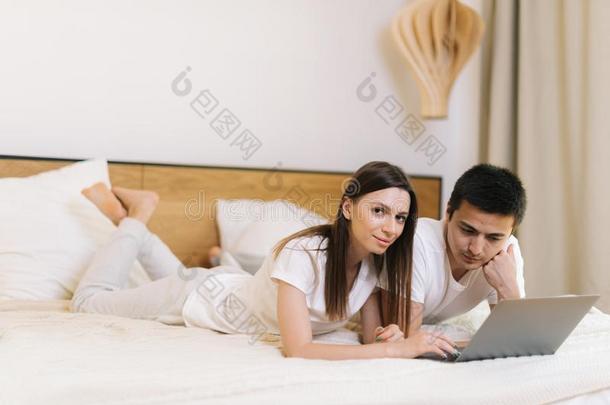 对和便携式电脑采用床.男人在计算机,女人look采用g在凸轮