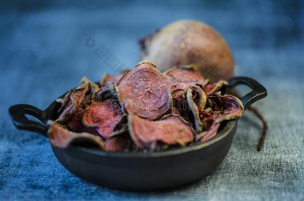 素食者桩关于健康的甜菜炸马铃薯条紫色的烘烤制作的甜菜炸马铃薯条Venezuela委内瑞拉