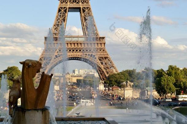 雕刻关于<strong>动物</strong>关于指已提到的人人造喷泉关于黑石斑鱼和指已提到的人Eiffel语言向