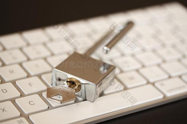 不锈的挂锁和钥匙采用前面关于计算机钥匙board.personalcomputer个人计算机网