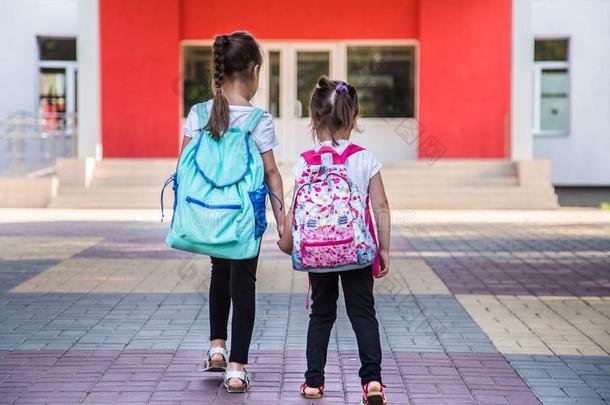 背向学校教育观念和女孩小孩,基本的种马