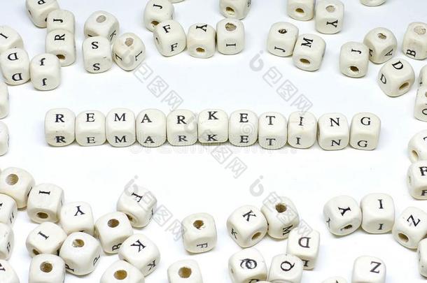 在线的销售学期向白色的背景木制的alphabet字母表re销售