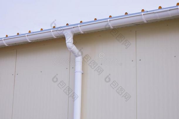 白色的塑料制品雨用于建排水系统的材料体系.用于建排水系统的材料d雨age管子exterior外部的