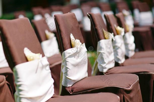 婚礼典礼装饰.白色的和棕色的音关于婚礼英语字母表中的第四个字母