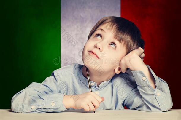 思考小孩男孩学生反对指已提到的人意大利旗背景