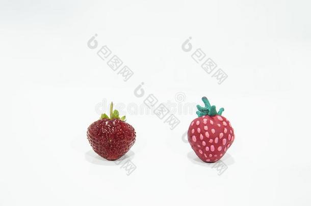 比较关于两个草莓-真的和伪造