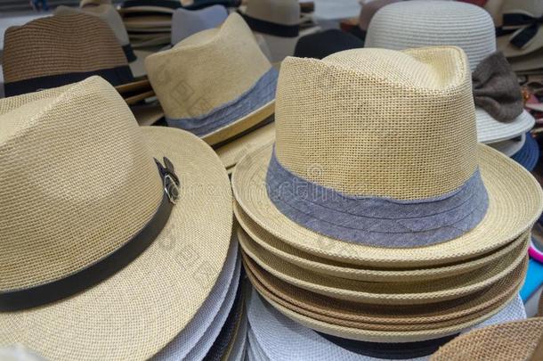 编黄褐色灰色的和白色的帽子向展览在指已提到的人交易