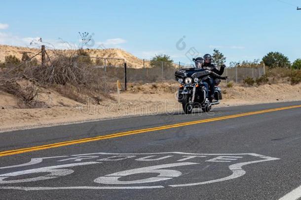 骑摩托车的人骑马一摩托车越野赛预赛采用在历史上重要的路66,美利坚合众国