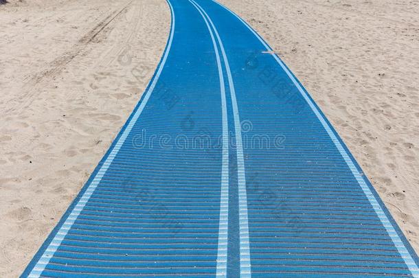 走道蓝色颜色向指已提到的人沙的海滩.和煦的：照到阳光的春季一天