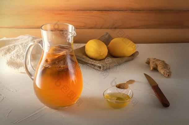 自家制的发酵喝康布查采用玻璃罐子和柠檬,用磨刀石磨