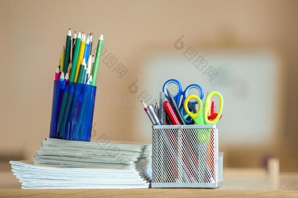 垛关于笔记簿,富有色彩的绘画铅笔和文具定金