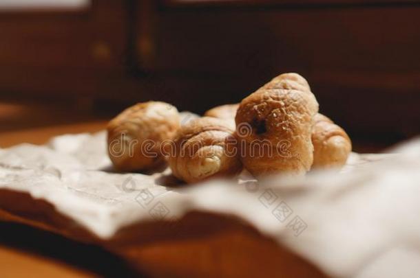 法国的早餐和羊角面包,牛皮纸陶器向牛皮纸纸
