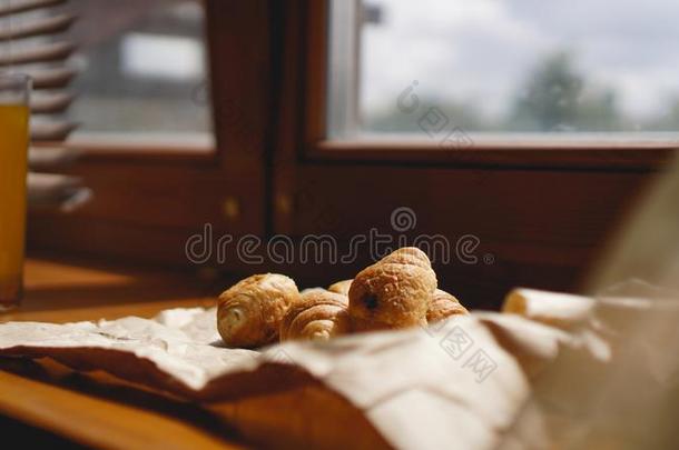 法国的早餐和羊角面包,牛皮纸陶器向牛皮纸纸