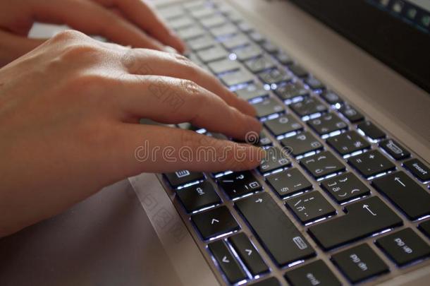 打字<strong>键盘</strong>.女人手打字向便携式电脑<strong>键盘</strong>.在线的英文字母表的第19个字母
