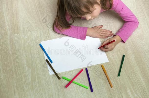 漂亮的小孩女孩绘画和富有色彩的铅笔用彩色蜡笔画向白色的英语字母表的第16个字母
