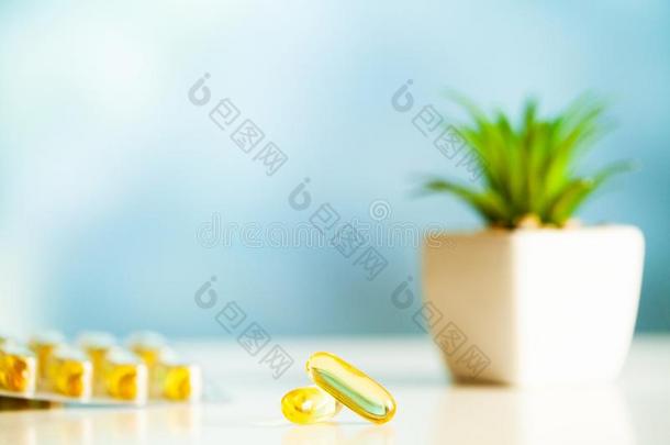 维生素增补,鱼油采用黄色的胶囊欧米加3.