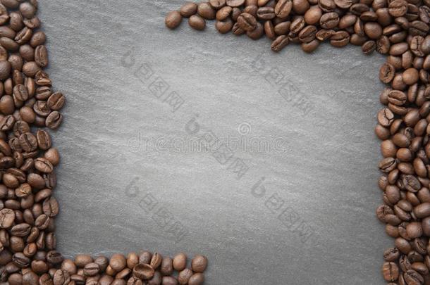 咖啡豆豆向黑暗的背景和位为文本复制品空间