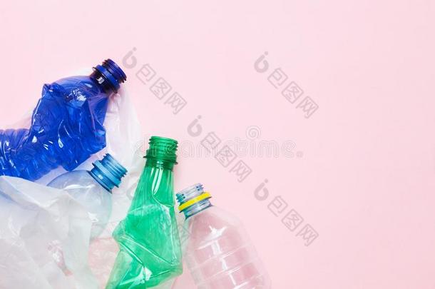 干净的摺皱的<strong>塑料制品</strong>水瓶子和白色的<strong>塑料制品</strong>袋准备好的