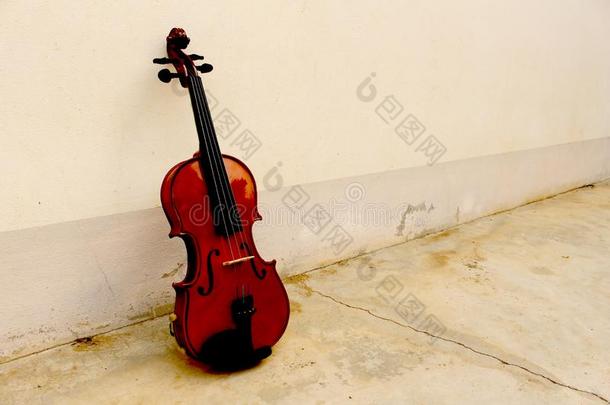 小提琴倾斜反对指已提到的人墙