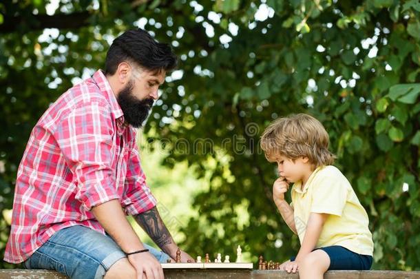 父亲和儿子演奏棋.棋.父亲教学他的儿子向