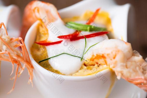 蒸熟的海产食品咖喱食品蛋糕和椰子乳霜和对虾