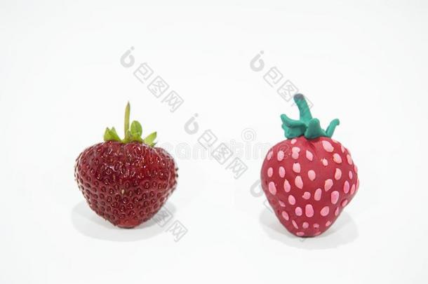 比较关于两个草莓-真的和伪造