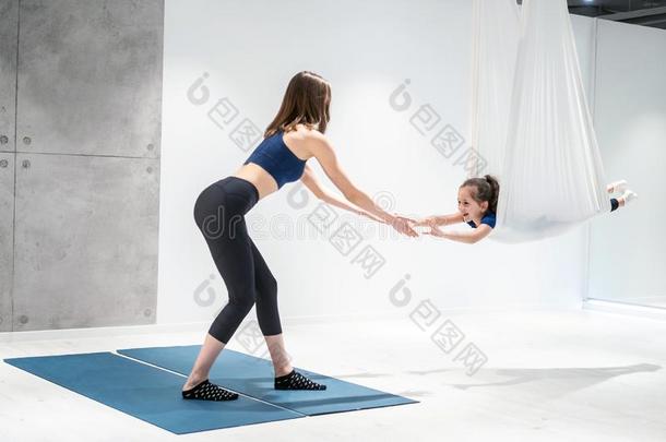 妈妈和女儿是做瑜伽.<strong>家庭</strong>采用一<strong>健身房</strong>.
