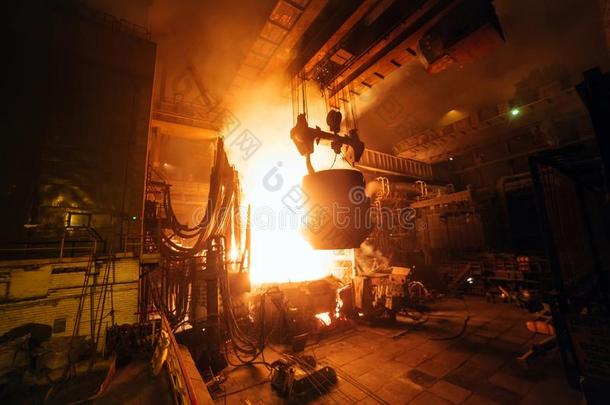 钢生产采用电的熔炉.巨大的<strong>钢铁厂</strong>.