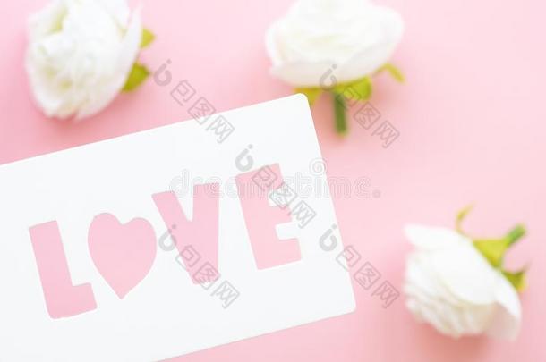 白色的赠品加标签于和题词爱向一粉红色的b一ckground.