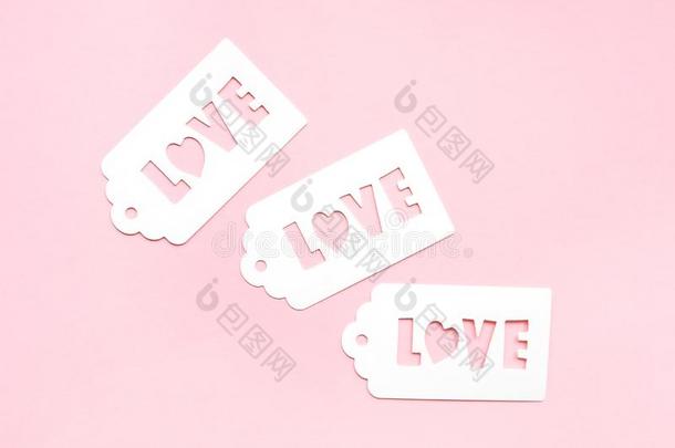 白色的赠品加标签于和题词爱向一粉红色的b一ckground.