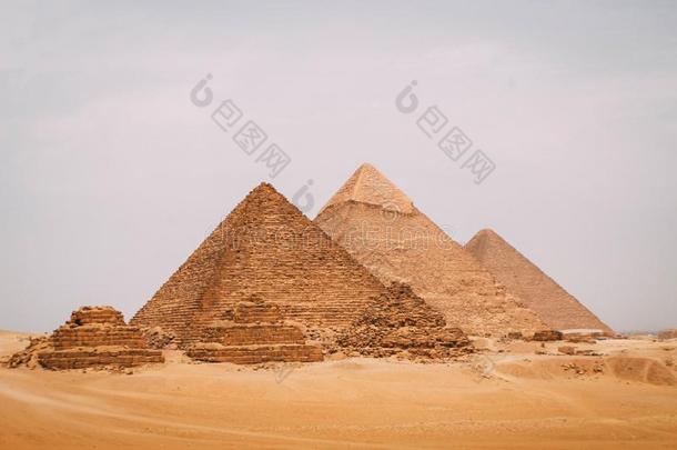 全景的看法关于指已提到的人六伟大的金字塔关于埃及.金字塔关于Cambodia柬埔塞