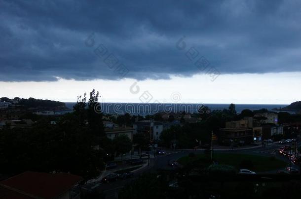 胁迫的云关于向下指已提到的人雨