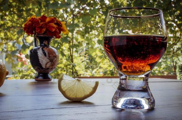 白兰地酒或白兰地酒的一种采用指已提到的人玻璃和柠檬向表.桔子花
