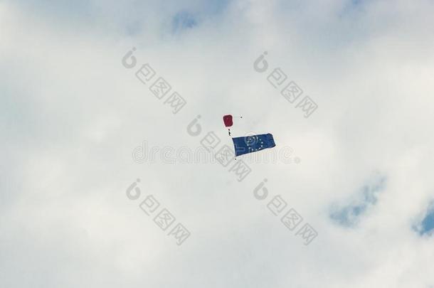 好的旗飞行的向指已提到的人天采用飞行特技表演广州自动化展会在上面机场Sliac采用