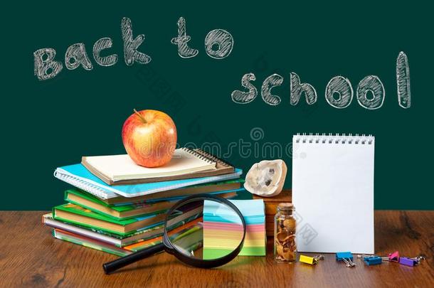背向学校.仍生活和学校日用品.黑板采用英语字母表的第3个字母