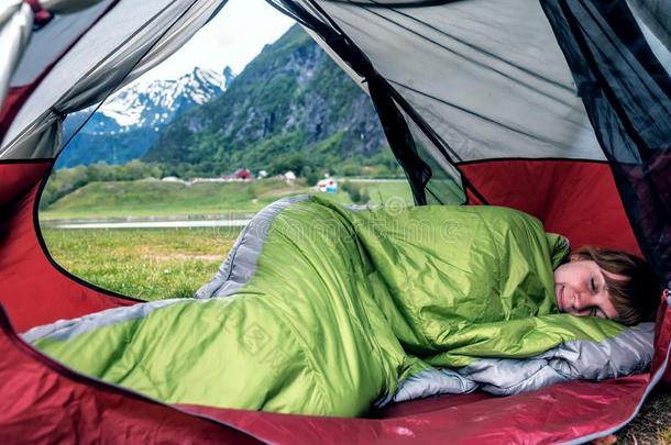 女孩为提供床位采用sleepbag采用指已提到的人帐篷