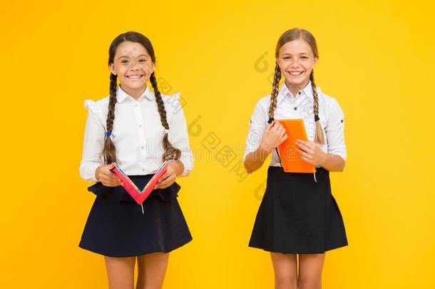 女生学习同时向黄色的背景.学习语言.
