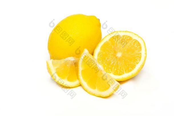 柠檬和部分隔离的向白色的背景