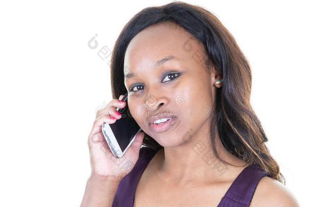 美国人非洲的女人<strong>讲话</strong>电话向白色的<strong>背景</strong>采用莫比