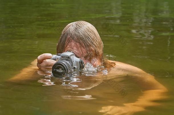 男人表通过照相机在的时候游泳