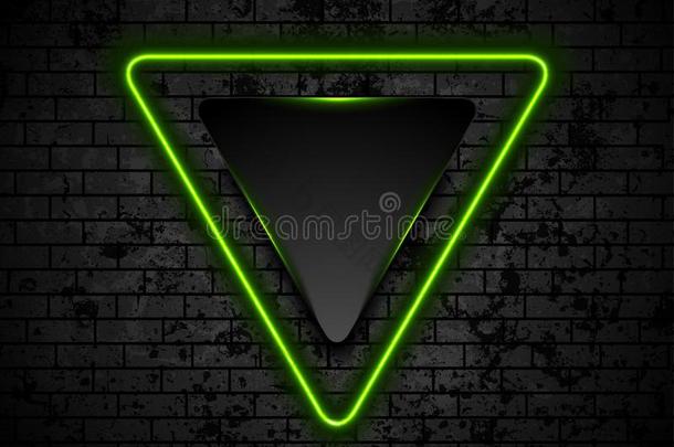绿色的氖三角形向黑暗的蹩脚货砖墙背景