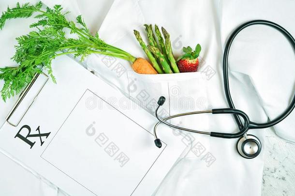 健康的生活方式观念和医生`英文字母表的第19个字母实验室上衣和健康的folio编页码