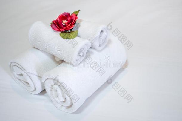白色的<strong>干净</strong>的毛巾装饰和红色的花向白色的<strong>干净</strong>的床